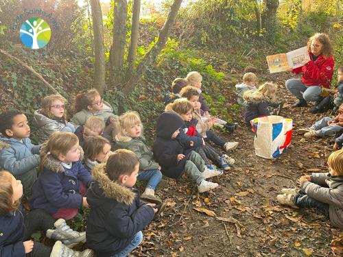 Les élèves de petite section à la recherche de l'automne